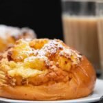 Pão Doce Recheado com Creme e Coco