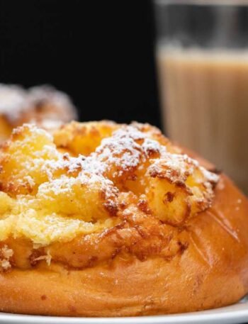 Pão Doce Recheado com Creme e Coco