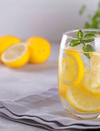 Água com limão para que serve