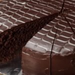 Bolo de Chocolate com Recheio Cremoso