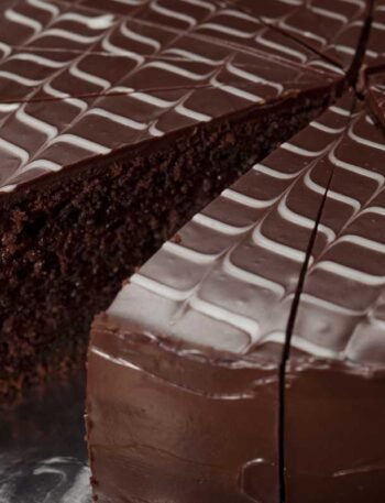 Bolo de Chocolate com Recheio Cremoso