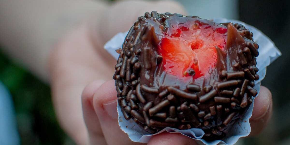Morango do amor com recheio de brigadeiro