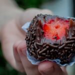 Morango do amor com recheio de brigadeiro