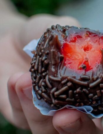 Morango do amor com recheio de brigadeiro
