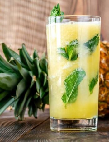 Suco de abacaxi com hortelã