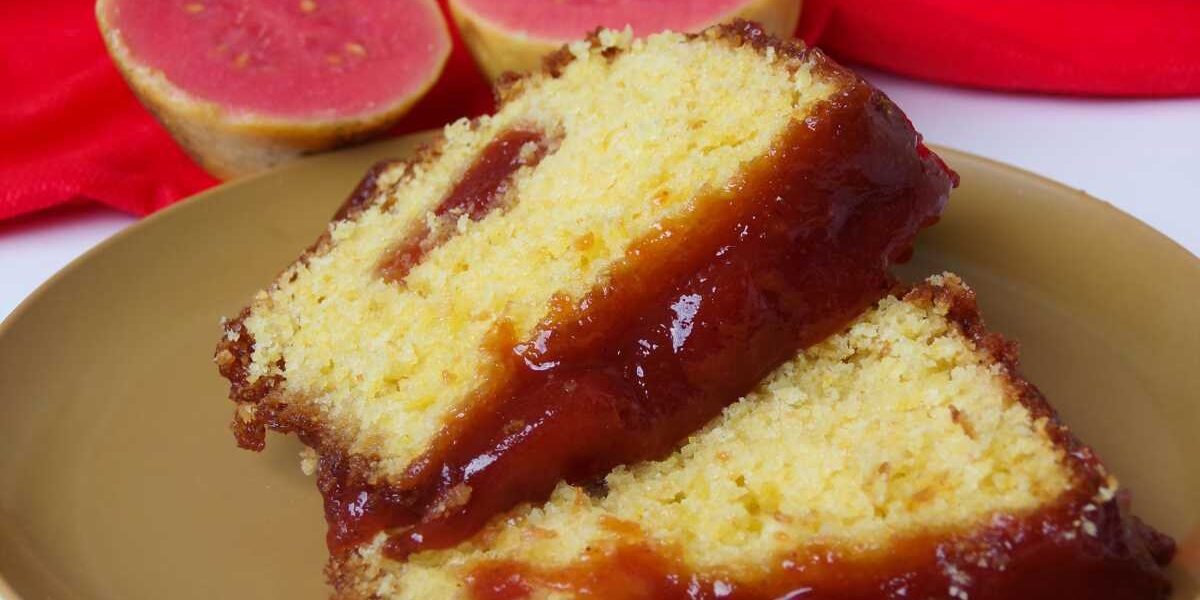 Bolo de goiabada com creme