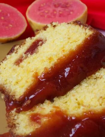 Bolo de goiabada com creme