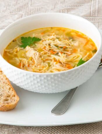 Sopa de Frango da Vovó: A Receita que Cura Qualquer Tristeza