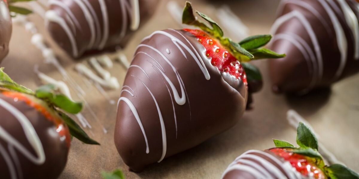 morango com cobertura de chocolate