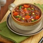Como fazer sopa de legumes e carne seca