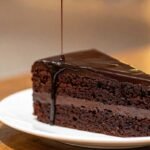 O Bolo de Chocolate com Gotas Mais Viciante que Você Já Comeu